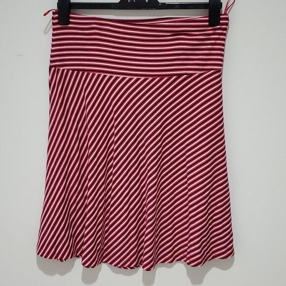 H&M red black white 30" Waist skirt - Picture 3 of 6